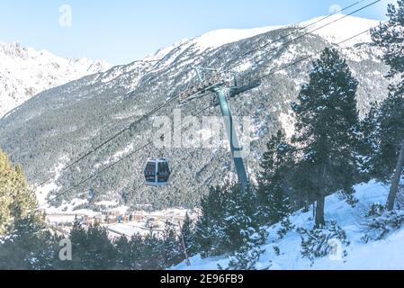 El Tarter, Andorra : 2021. Januar 11 : Gondelbahn an der Skistation Grandvalira in El Tarter, Andorra in Zeiten des Covid19 im Winter 2021 Stockfoto