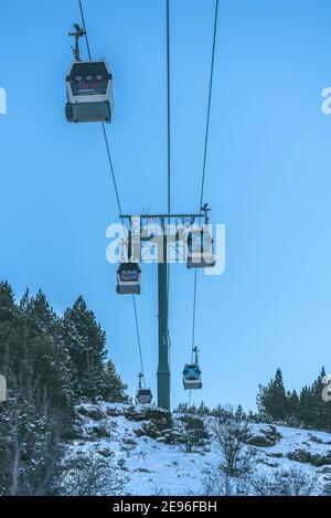 El Tarter, Andorra : 2021. Januar 11 : Gondelbahn an der Skistation Grandvalira in El Tarter, Andorra in Zeiten des Covid19 im Winter 2021 Stockfoto