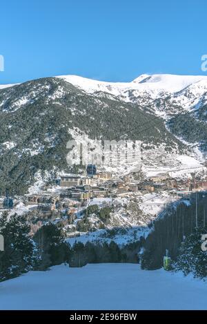 El Tarter, Andorra : 2021. Januar 11 : Gondelbahn an der Skistation Grandvalira in El Tarter, Andorra in Zeiten des Covid19 im Winter 2021 Stockfoto