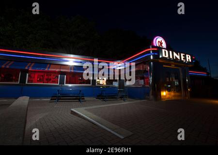 Ein OK Diner, im Stil der 50er Jahre eingerichtetes Restaurant, Cafe. Autobahn-Dienste, Pause in der Reise, Essen auf der Straße, raffinierte, retro, goldenes Zeitalter, atomar, Mitte des Jahrhunderts Stockfoto