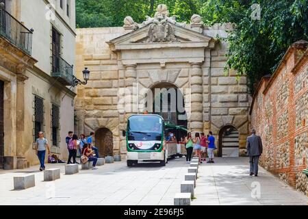 Granada City Tour Strassenzug an der Puerta de las Granadas (Tor der Granatäpfel), dem Triumphbogen Eingang zur Alhambra y Generalife, Granada, Spanien Stockfoto