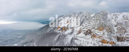 Bélapátfalva, Ungarn - Luftpanorama auf den berühmten Berg Bélkő an einem nebligen bewölkten Wintermorgen. Luftaufnahme Winterlandschaft. Stockfoto