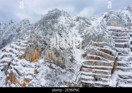 Bélapátfalva, Ungarn - Luftpanorama auf den berühmten Berg Bélkő an einem nebligen bewölkten Wintermorgen. Luftaufnahme Winterlandschaft. Stockfoto