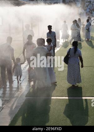 ANURADHAPURA, SRI LANKA - 9. März 2019: Südasiatische Gläubige wandern in der antiken Stadt Anuradhapura. Stockfoto