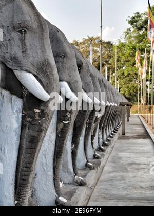 ANURADHAPURA, SRI LANKA - 9. März 2019: Linie von geschnitzten Elefanten schützen die Ruwanwelisaya Stupa in der heiligen Stadt Anuradhapura. Stockfoto