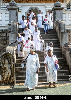 ANURADHAPURA, SRI LANKA - 9. März 2019: Gruppe von Frauen in weißen Kleid in der alten Stadt. Stockfoto