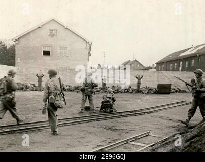 Dachau, Bayern, Deutschland: Dieses Bild zeigt eine Hinrichtung von SS-Truppen auf einem Koalhof im Raum des Konzentrationslagers Dachau während der Befreiung des Lagers am 22. April 1945 Stockfoto