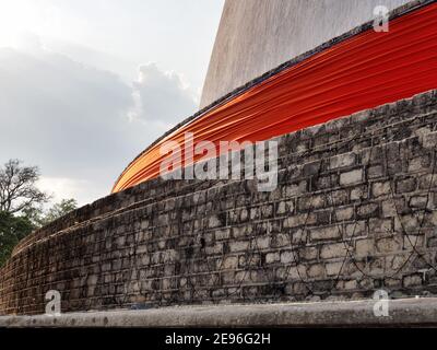 ANURADHAPURA, SRI LANKA - 9. März 2019: Ruwanwelisaya Tempel - dageba, Stupa mit orangen Drapie. Stockfoto