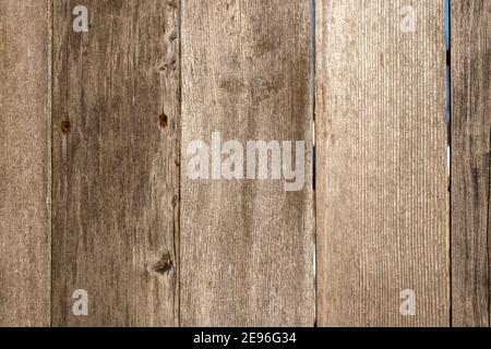 Abgenutzte Holzbretter aus Zedernholz sind aneinander gereiht. Sie sind ungleichmäßig angeordnet und haben verrostete Schrauben. Stockfoto