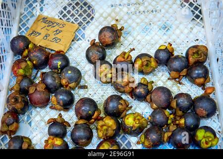 Halb leere Schachtel Mangostan in einem Lebensmittelgeschäft in Malaysia. Stockfoto