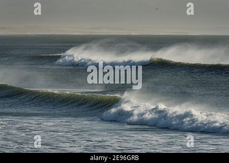 Starker Wind und hohe Meereswellen in Pismo Beach Stockfoto