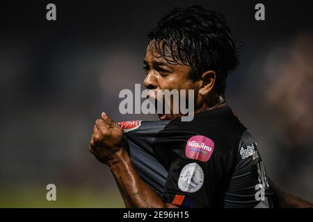 Nurul Sriyankem von Port FC feiert ein Tor im Spiel der Thai League 2020 zwischen Chiangrai United und Port FC im Singha Stadium.(Endstand; Chiangrai United 1:2 Port FC) Stockfoto