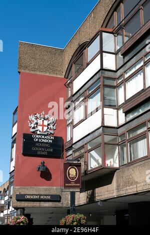 Wohnungen oder Wohnungen Crescent House, Golden Lane Estate mit Corporation of London Schild oder Wappen über dem Shakespeare öffentlichen Haus, City of London Stockfoto