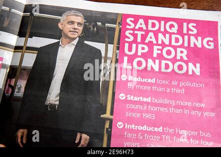 London Mayoral Wahl Flyer, Flugblatt oder Zeitung geleitet Sadiq setzt sich für London mit Liste der Versprechen. Die Wahlen finden am 6th. Mai 20 statt. Nur für redaktionelle Zwecke Stockfoto