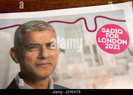 London Bürgermeister und Versammlung Wahl Flyer, Flugblatt oder Zeitung geleitet Sadiq für London 2021. Die Wahlen werden am 6th. Mai stattfinden. England Großbritannien Großbritannien. Nur für redaktionelle Zwecke Stockfoto