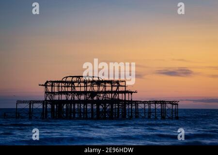 Der alte West Pier in Brighton an einem Sommerabend, ein verfallener Lansmark. Sonnenuntergang in West Sussex, England Stockfoto