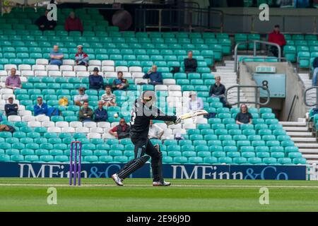 Gareth Batty von Surrey hat gegen Essex am Oval geschlagen Gegen Essex Stockfoto