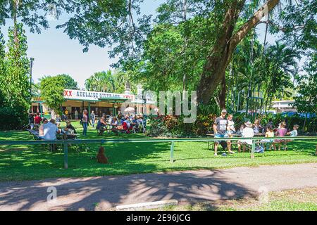 Entspannen Sie im Garten des Adelaide River Inn, einem beliebten Country Pub, Adelaide River, Northern Territory, NT, Australien Stockfoto