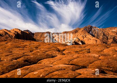 Wunderschöne Zirruswolken über der Wüstenlandschaft des Snow Canyon State Park, Utah, USA. Dieser Park hat fantastische geologische Formationen. Stockfoto