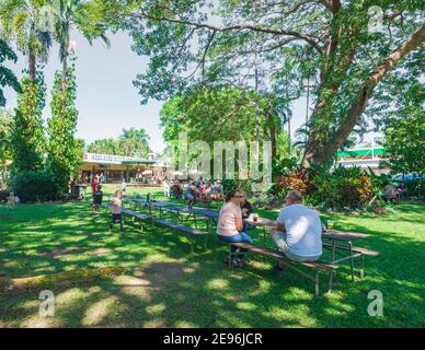 Entspannen Sie im Garten des Adelaide River Inn, einem beliebten Country Pub, Adelaide River, Northern Territory, NT, Australien Stockfoto