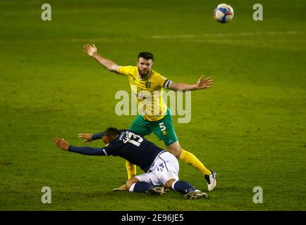 LONDON, Vereinigtes Königreich, FEBRUAR 02: Kenneth Zohore von Millwall tötelt mit Norwich City's Grant Hanley während der Sky Bet Championship zwischen Millwall und Norwich City im Den Stadium, London am 2. Februar 2021 Credit: Action Foto Sport/Alamy Live News Stockfoto