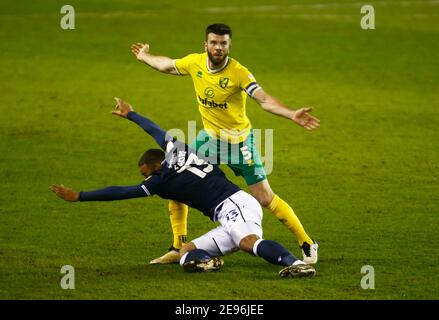 LONDON, Vereinigtes Königreich, FEBRUAR 02: Kenneth Zohore von Millwall tötelt mit Norwich City's Grant Hanley während der Sky Bet Championship zwischen Millwall und Norwich City im Den Stadium, London am 2. Februar 2021 Credit: Action Foto Sport/Alamy Live News Stockfoto