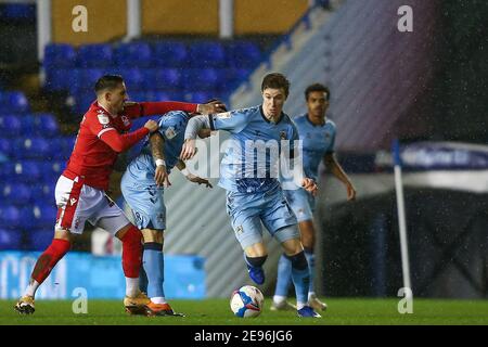 Birmingham, Großbritannien. Februar 2021. Ben Sheaf #14 von Coventry City dribbelt den Ball in Birmingham, Großbritannien am 2/2/2021. (Foto von Simon Bissett/News Images/Sipa USA) Quelle: SIPA USA/Alamy Live News Stockfoto