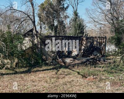 Ausgebrannte oder ausgebrannte Haus oder Haus oder Gebäude in einer armen Nachbarschaft in Montgomery Alabama, USA. Stockfoto