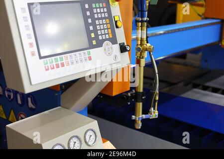 Bedienpult der thermischen CNC-Schneidemaschine. Selektiver Fokus. Stockfoto