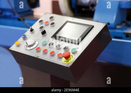 Bedienfeld von Industrieanlagen mit Touchscreen. Selektiver Fokus. Stockfoto