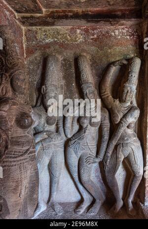 Aihole, Karnataka, Indien - 7. November 2013: Ravanaphadi Cave Temple. Graue Steinskulptur von Vishnu als Hayagriva mit seinen 2 Ehefrauen. Stockfoto