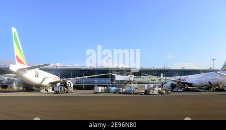 Eine Boeing 777 200, die auf dem internationalen Flughafen Bole, Addis Abeba, Äthiopien, besteuert wird. Stockfoto