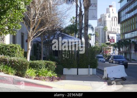 West Hollywood, California, USA 2nd. Februar 2021 EINE allgemeine Sicht auf die Atmosphäre des Essens im Freien öffnet wieder am Sunset Blvd am 2. Februar 2021 in West Hollywood, Kalifornien, USA. Foto von Barry King/Alamy Stockfoto Stockfoto