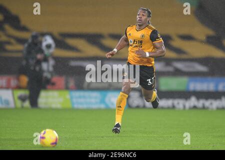 Wolverhampton, Großbritannien. Februar 2021, 02nd. Adama Traore #37 von Wolverhampton Wanderers jagt den Ball in Wolverhampton, UK am 2/2/2021. (Foto von Simon Whitehead/News Images/Sipa USA) Quelle: SIPA USA/Alamy Live News Stockfoto