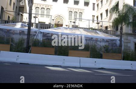 West Hollywood, California, USA 2nd. Februar 2021 EINE allgemeine Sicht auf die Atmosphäre des Essens im Freien öffnet wieder am Sunset Blvd am 2. Februar 2021 in West Hollywood, Kalifornien, USA. Foto von Barry King/Alamy Stockfoto Stockfoto