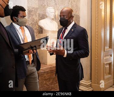 Washington, Usa. Februar 2021, 02nd. US-Senator Raphael Warnock (D-GA) spricht zu den Reportern in der Nähe der Senatskammer. Kredit: SOPA Images Limited/Alamy Live Nachrichten Stockfoto