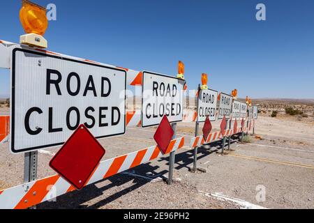 Desert Highway Road geschlossen Zeichen und Barrikaden in der Nähe der Route 66 in Südkalifornien. Stockfoto