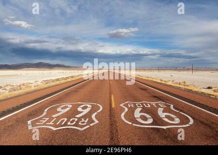 Einsamer Teil der Route 66 mit dramatischen Wüstensturmwolken am Horizont. Stockfoto