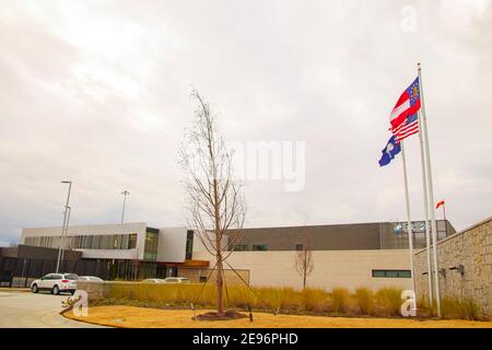 Augusta, GA USA - 01 20 21: Nachrichtensender 12 Gebäude und amerikanische Flagge mit geparkten Autos Stockfoto