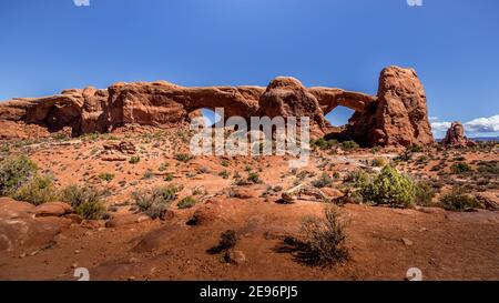 Nord- und Südfensterarches in der Wüstenlandschaft der Windows Section im Arches National Park, Utah, USA Stockfoto