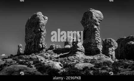 Schwarz-Weiß-Foto von einzigartigen roten Sandstein Pinnacles und Rock Fins im Garten Eden im Arches National Park in der Nähe der Stadt Moab in Utah, USA Stockfoto