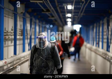 (210203) -- ARLINGTON, 3. Februar 2021 (Xinhua) -- Reisende, die Gesichtsmasken tragen, werden am Ronald Reagan Washington National Airport in Arlington, Virginia, USA, 2. Februar 2021 gesehen. Ab Dienstag sind die Amerikaner verpflichtet, Gesichtsmasken zu tragen, während sie im öffentlichen Nahverkehr unterwegs sind, als Teil einer nationalen Strategie, um die Ausbreitung von COVID-19 einzudämmen. Die Maskentragende Regel, die um 11:59 Uhr in Kraft treten wird Montag (0459 GMT Dienstag) macht die Weigerung, eine Maske zu tragen eine Verletzung des Bundesgesetzes, durchgesetzt durch die Transport Security Administration und andere Bundes-, Landes-und lokalen Autor Stockfoto