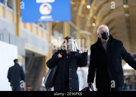 (210203) -- ARLINGTON, 3. Februar 2021 (Xinhua) -- Reisende, die Gesichtsmasken tragen, werden am Ronald Reagan Washington National Airport in Arlington, Virginia, USA, 2. Februar 2021 gesehen. Ab Dienstag sind die Amerikaner verpflichtet, Gesichtsmasken zu tragen, während sie im öffentlichen Nahverkehr unterwegs sind, als Teil einer nationalen Strategie, um die Ausbreitung von COVID-19 einzudämmen. Die Maskentragende Regel, die um 11:59 Uhr in Kraft treten wird Montag (0459 GMT Dienstag) macht die Weigerung, eine Maske zu tragen eine Verletzung des Bundesgesetzes, durchgesetzt durch die Transport Security Administration und andere Bundes-, Landes-und lokalen Autor Stockfoto