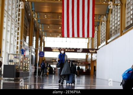 (210203) -- ARLINGTON, 3. Februar 2021 (Xinhua) -- EIN Reisender, der eine Gesichtsmaske trägt, wird am Ronald Reagan Washington National Airport in Arlington, Virginia, USA, 2. Februar 2021 gesehen. Ab Dienstag sind die Amerikaner verpflichtet, Gesichtsmasken zu tragen, während sie im öffentlichen Nahverkehr unterwegs sind, als Teil einer nationalen Strategie, um die Ausbreitung von COVID-19 einzudämmen. Die Maskentragende Regel, die um 11:59 Uhr in Kraft treten wird Montag (0459 GMT Dienstag) macht Weigerung, eine Maske zu tragen eine Verletzung des Bundesgesetzes, durchgesetzt durch die Transport Security Administration und andere Bundes-, Landes-und lokalen autho Stockfoto