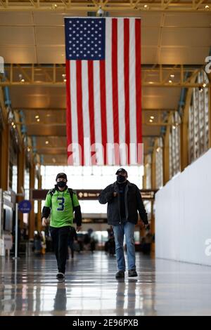 (210203) -- ARLINGTON, 3. Februar 2021 (Xinhua) -- Reisende, die Gesichtsmasken tragen, werden am Ronald Reagan Washington National Airport in Arlington, Virginia, USA, 2. Februar 2021 gesehen. Ab Dienstag sind die Amerikaner verpflichtet, Gesichtsmasken zu tragen, während sie im öffentlichen Nahverkehr unterwegs sind, als Teil einer nationalen Strategie, um die Ausbreitung von COVID-19 einzudämmen. Die Maskentragende Regel, die um 11:59 Uhr in Kraft treten wird Montag (0459 GMT Dienstag) macht die Weigerung, eine Maske zu tragen eine Verletzung des Bundesgesetzes, durchgesetzt durch die Transport Security Administration und andere Bundes-, Landes-und lokalen Autor Stockfoto