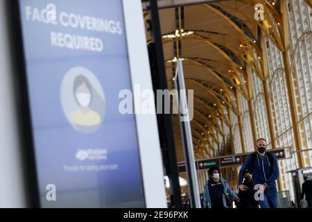 (210203) -- ARLINGTON, 3. Februar 2021 (Xinhua) -- Reisende, die Gesichtsmasken tragen, werden am Ronald Reagan Washington National Airport in Arlington, Virginia, USA, 2. Februar 2021 gesehen. Ab Dienstag sind die Amerikaner verpflichtet, Gesichtsmasken zu tragen, während sie im öffentlichen Nahverkehr unterwegs sind, als Teil einer nationalen Strategie, um die Ausbreitung von COVID-19 einzudämmen. Die Maskentragende Regel, die um 11:59 Uhr in Kraft treten wird Montag (0459 GMT Dienstag) macht die Weigerung, eine Maske zu tragen eine Verletzung des Bundesgesetzes, durchgesetzt durch die Transport Security Administration und andere Bundes-, Landes-und lokalen Autor Stockfoto