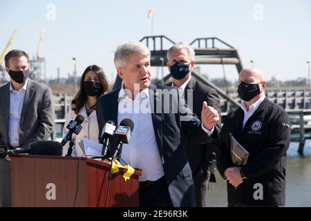 Houston, TX USA 2. Februar 2021: US-Kongressabgeordneter Michael McCaul aus Texas führt eine Gruppe von Kongressabgeordneten an, die Präsident Joe Bidens Absage des Keystone XL-Pipeline-Projekts und andere neue Energiepolitik kritisieren, die der texanischen Wirtschaft schaden. Die Gruppe tourte am Dienstag durch den Houston Ship Channel. Kredit: Bob Daemmrich/Alamy Live Nachrichten Stockfoto