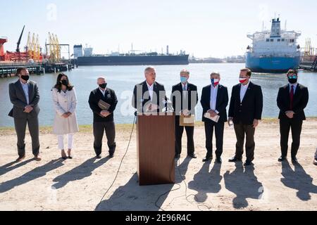 Houston, TX USA 2. Februar 2021: Der Minderheitsführer des US-Repräsentantenhauses Kevin McCarthy führt eine Gruppe von Kongressabgeordneten, die Präsident Joe Bidens Absage des Keystone XL-Pipeline-Projekts und andere neue Energiepolitik kritisieren, die der texanischen Wirtschaft schaden. Die Gruppe besichtigte eine Midstream-Ladeanlage auf dem Houston Ship Channel. Kredit: Bob Daemmrich/Alamy Live Nachrichten Stockfoto