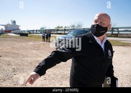 Houston, TX USA Feb. 2 2021: US-Repräsentant Kevin Brady aus Texas verlässt das Land, nachdem er eine Gruppe von Kongressabgeordneten anführte, die Präsident Joe Bidens Absage des Keystone XL-Pipeline-Projekts und andere neue Energiepolitik kritisieren, die der texanischen Wirtschaft schaden. Die Gruppe besichtigte eine Midstream-Ladeanlage auf dem Houston Ship Channel. Kredit: Bob Daemmrich/Alamy Live Nachrichten Stockfoto