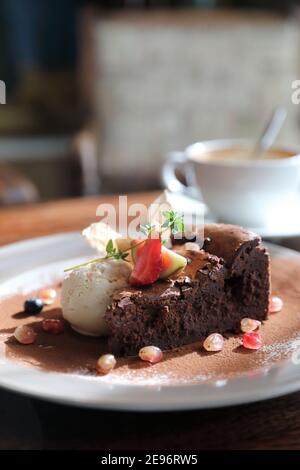 Schokoladenkuchen mit Eis und Kaffee-Dessert auf Holz Tabelle Stockfoto